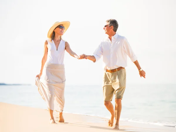 Szczęśliwa para starszych na plaży. emeryturę luksusowy tropikalny res — Zdjęcie stockowe