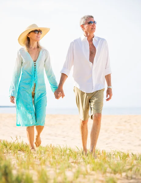 Gelukkige senior paar op het strand. pensioen luxe tropische res — Stockfoto