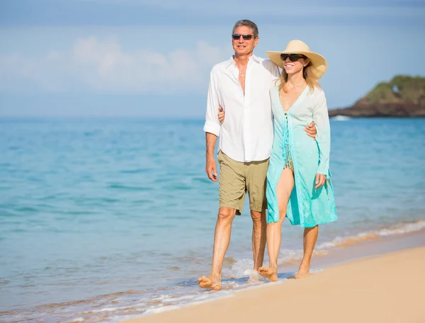 Glad äldre par på stranden. Pension lyxiga tropiska res — Stockfoto