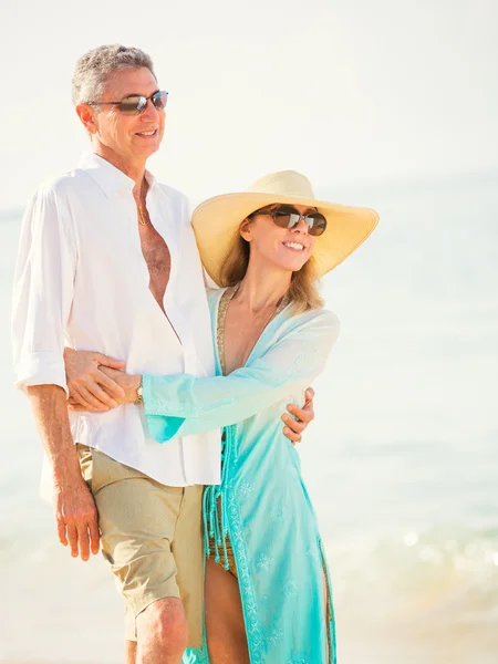 Felice coppia anziana sulla spiaggia. Pensionamento di lusso tropicale Res — Foto Stock