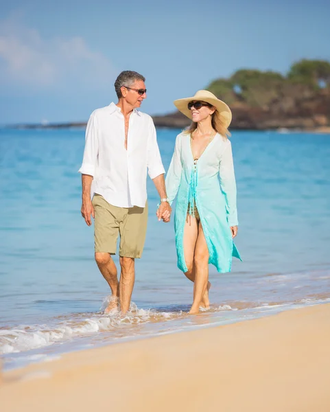 Casal sénior feliz na praia. Aposentadoria Luxo Tropical Res — Fotografia de Stock