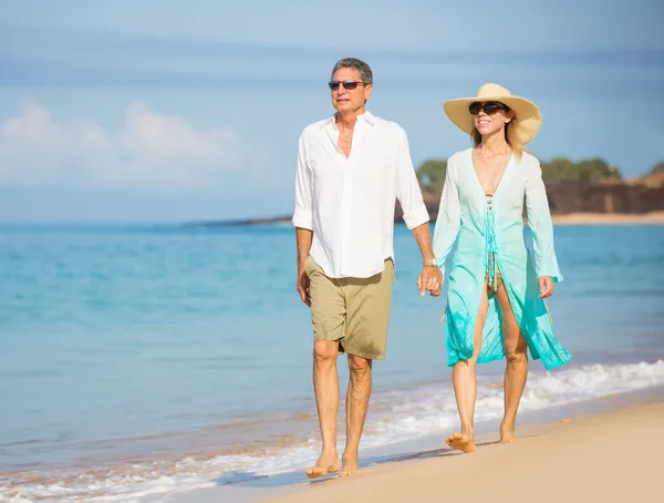 Casal sénior feliz na praia. Aposentadoria Luxo Tropical Res — Fotografia de Stock