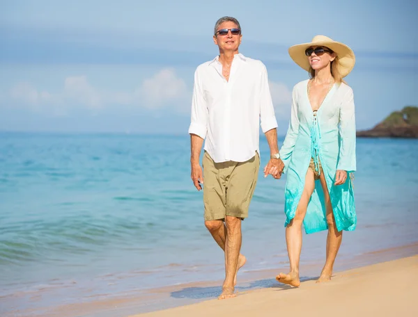 快乐的年长夫妇在海滩上。退休豪华热带水库 — 图库照片