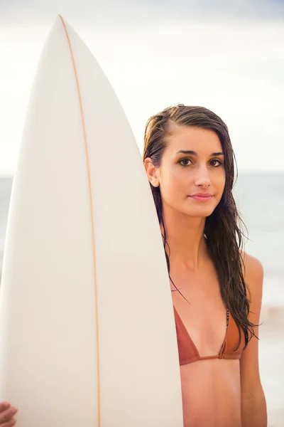 Hermosa chica surfista joven sexy en bikini en la playa al atardecer —  Fotos de Stock