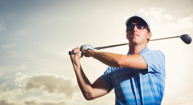 gün batımında golfçü