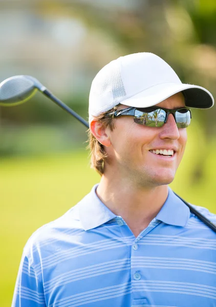 Jeune homme sportif jouant au golf — Photo