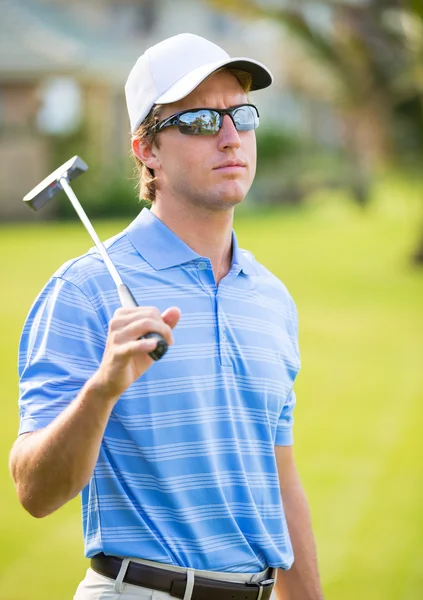 Jeune homme sportif jouant au golf — Photo