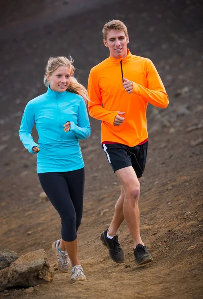 Fitness sport coppia corsa jogging all'aperto sul sentiero — Foto Stock