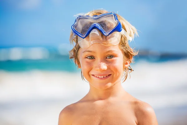 Joyeux jeune garçon à la plage — Photo