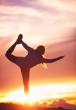 gün batımında yoga uygulamak çok güzel bir kadın silueti
