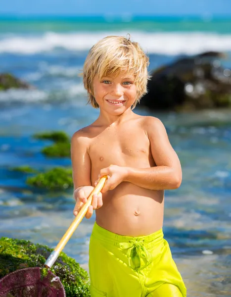 Giovane ragazzo divertirsi sulla spiaggia tropicale — Foto Stock