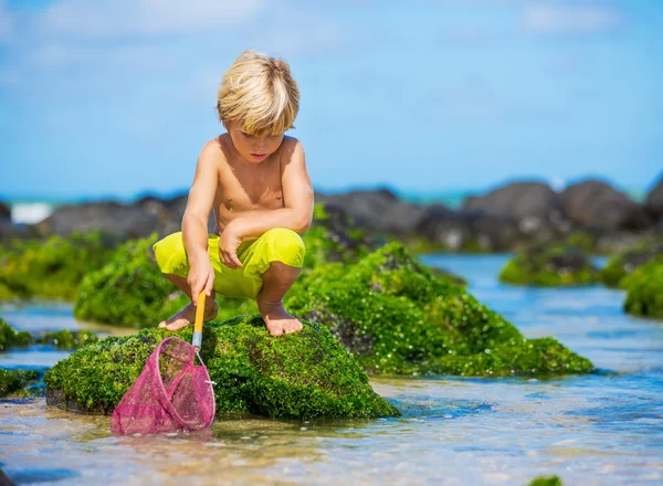 Genç çocuk tropcial plajda eğlenmek — Stok fotoğraf