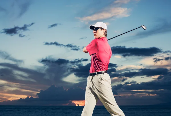 Golfer bei Sonnenuntergang — Stockfoto