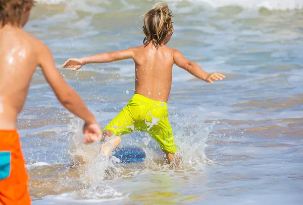 Dwóch młodych chłopców, zabawy na plaży tropcial — Zdjęcie stockowe