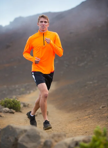 Athletischer Mann joggt draußen, trainiert — Stockfoto