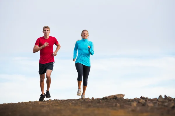 Fitness deporte pareja corriendo trotar fuera en trail —  Fotos de Stock