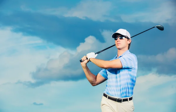 Golfspelare swinging golf club — Stockfoto