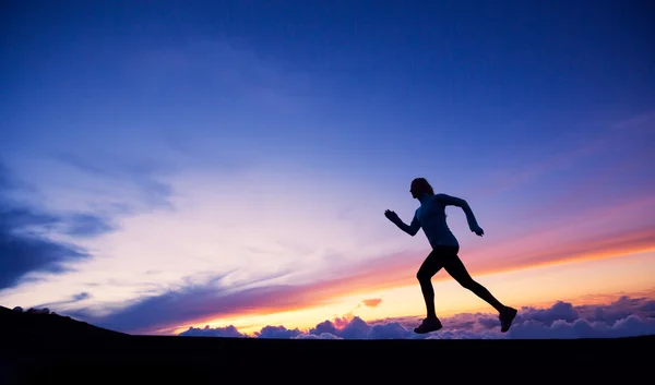 女子赛跑运动员剪影，跑到日落 — 图库照片