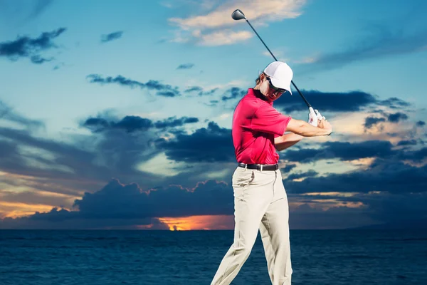 Golfer bij zonsondergang — Stockfoto