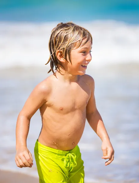 เด็กชายที่มีความสุขที่ชายหาด — ภาพถ่ายสต็อก