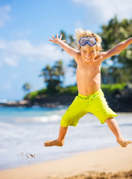 Joyeux jeune garçon à la plage — Photo