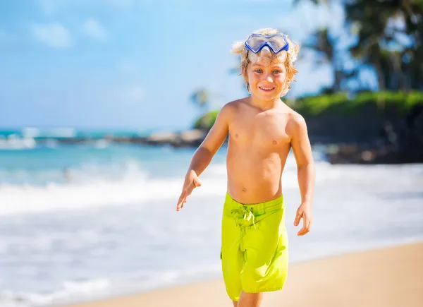 Happy young boy at the beach — Stock Photo, Image