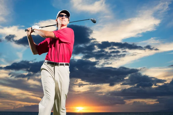 Golfer bei Sonnenuntergang — Stockfoto