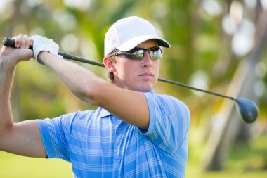 atletik genç adam Golf oynuyor