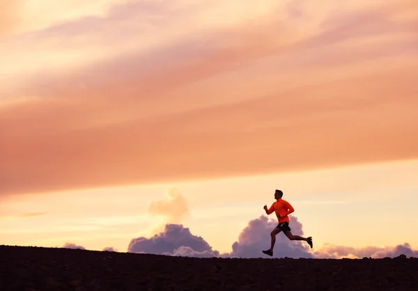 Mannelijke atleet silhouet, loopt in de zonsondergang — Stockfoto