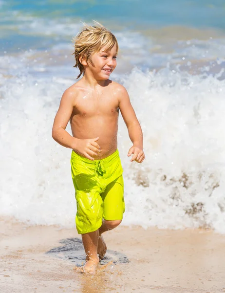 Joyeux jeune garçon à la plage — Photo