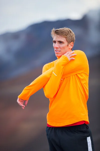 Junger attraktiver, athletischer Mann, der sportliche Kleidung auf dem Trail trägt, — Stockfoto