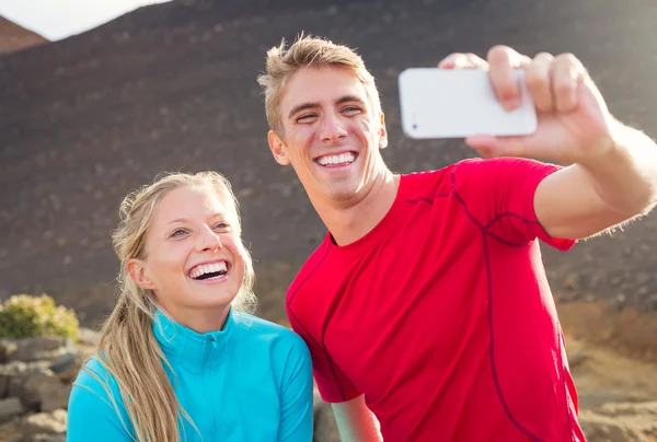 Junges attraktives sportliches Paar fotografiert sich mit — Stockfoto