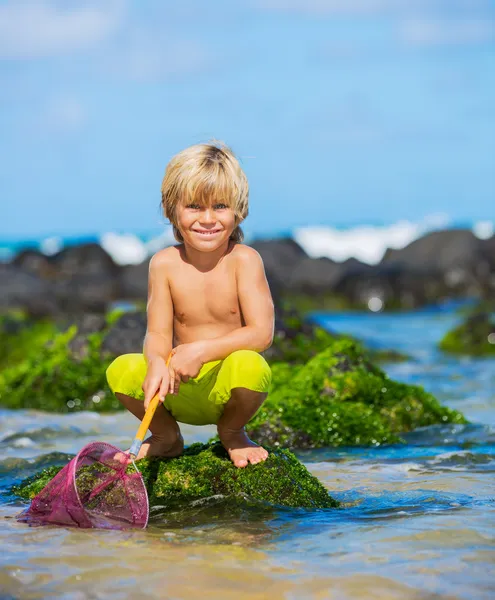 Giovane ragazzo divertirsi sulla spiaggia tropicale — Foto Stock