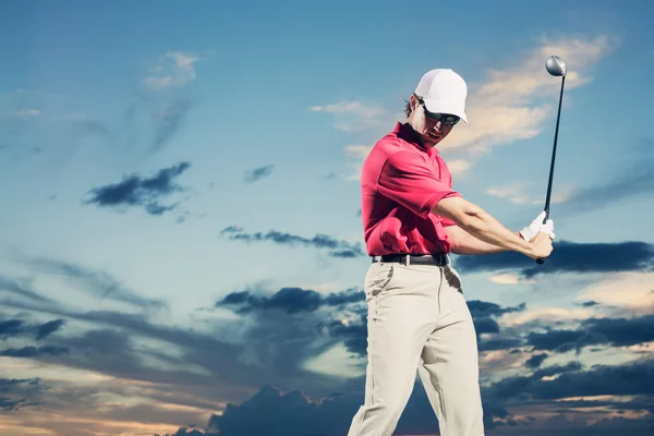 Golfspelare i solnedgången — Stockfoto