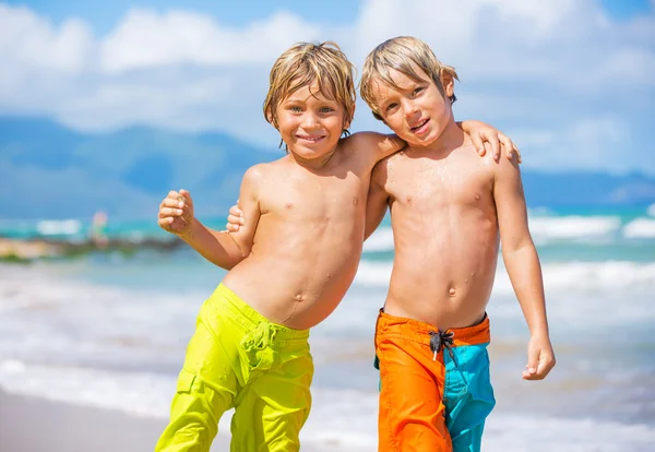 Dos chicos jóvenes divirtiéndose en la playa tropcial — Foto de Stock
