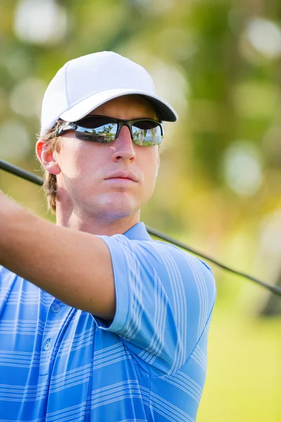 Sportovní mladý muž hrát golf — Stock fotografie
