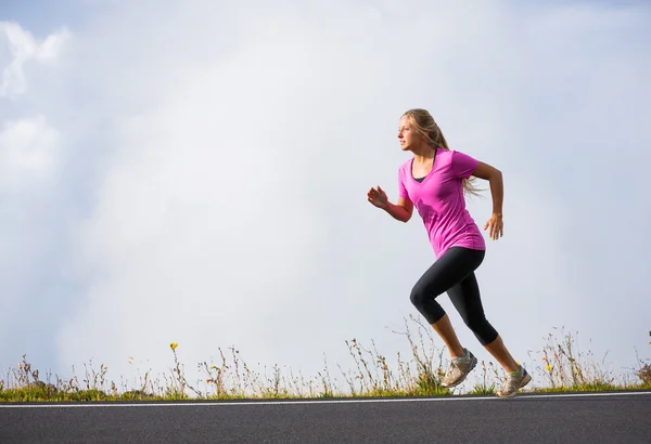 Atletische vrouw uitgevoerd joggen buiten — Stockfoto