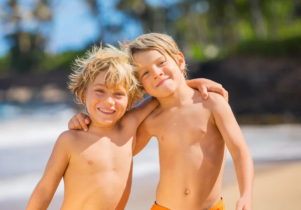 Due giovani ragazzi si divertono sulla spiaggia tropicale — Foto Stock