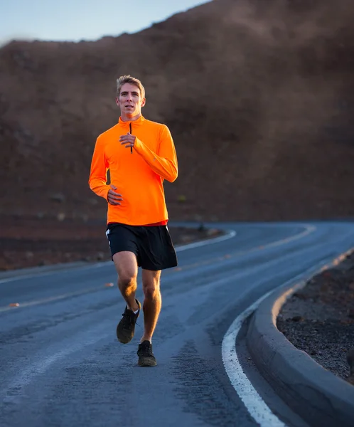 Hombre atlético corriendo corriendo afuera —  Fotos de Stock