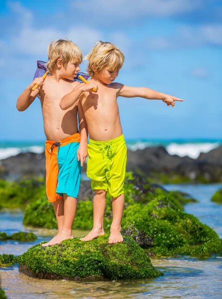 Dva mladí chlapci baví na tropcial beach — Stock fotografie