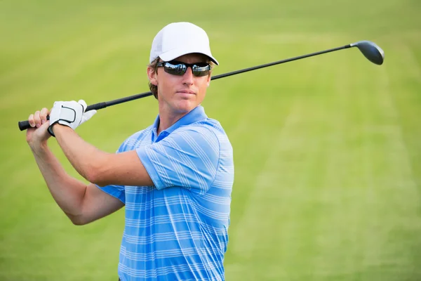 Atlético joven jugando al golf — Foto de Stock