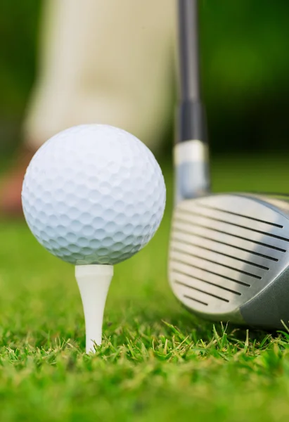 Vista de cerca de la pelota de golf en tee en el campo de golf —  Fotos de Stock