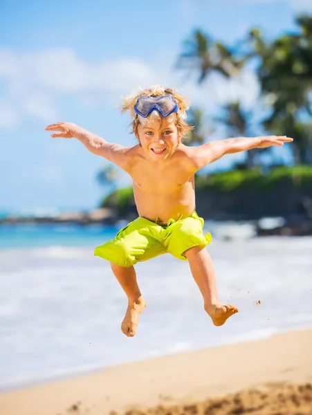 快乐的小男孩在海滩 — Stockfoto