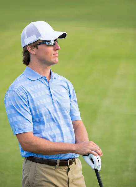 Jeune homme sportif jouant au golf — Photo