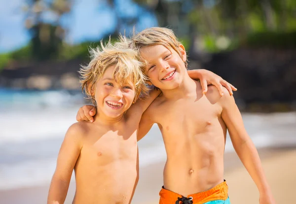 Dos chicos jóvenes divirtiéndose en la playa tropcial — Foto de Stock