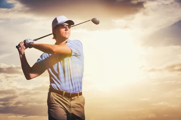 Golfer at sunset — Stock Photo, Image