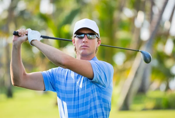 Jovem atlético jogando golfe — Fotografia de Stock