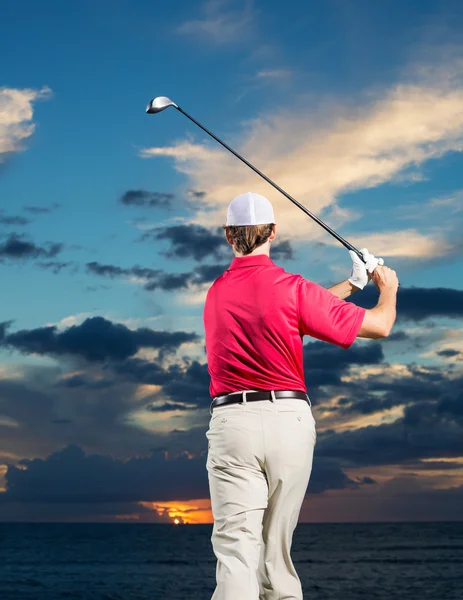 Golfista ao pôr do sol — Fotografia de Stock