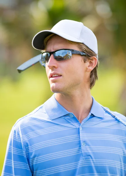 Sportovní mladý muž hrát golf — Stock fotografie
