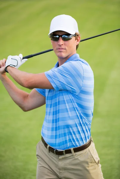 Athletic young man playing golf — Stock Photo, Image